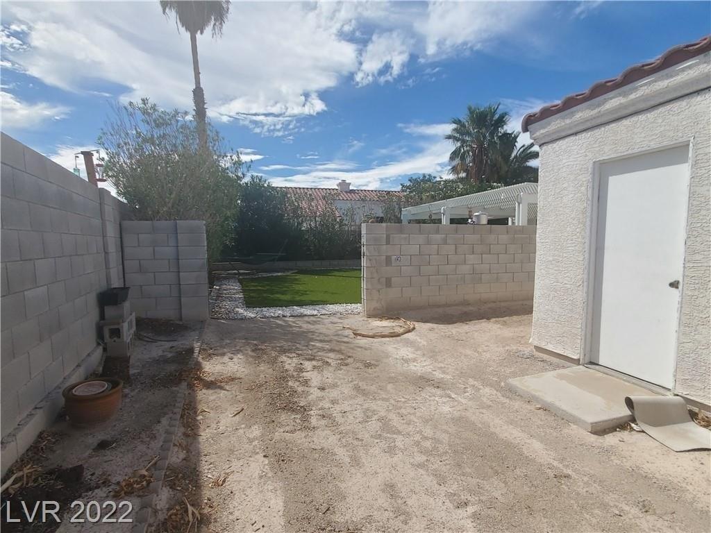 Famoso Dr, North Las Vegas, NV 89032