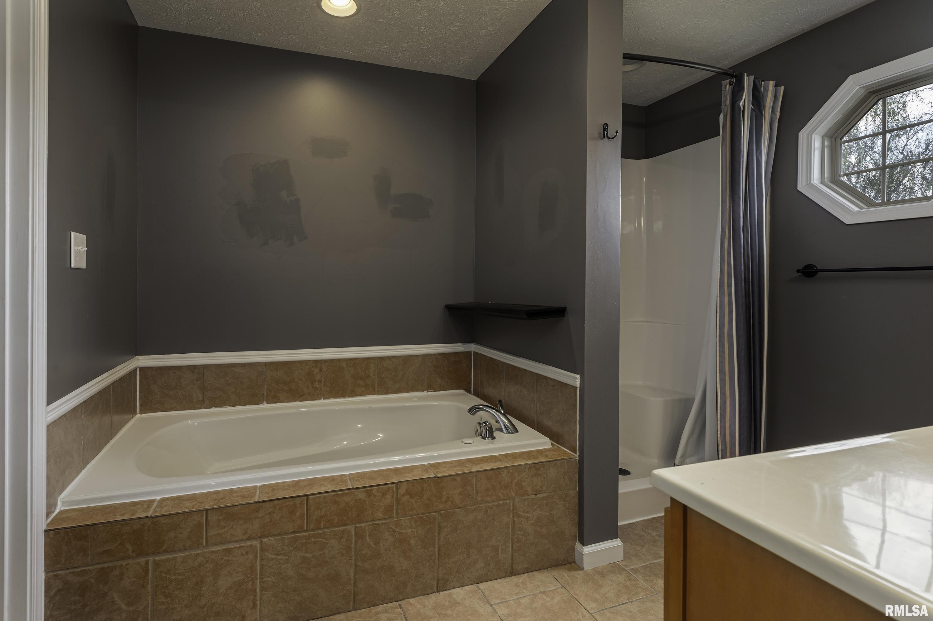Karigan Ln, Johnston City, IL 62951