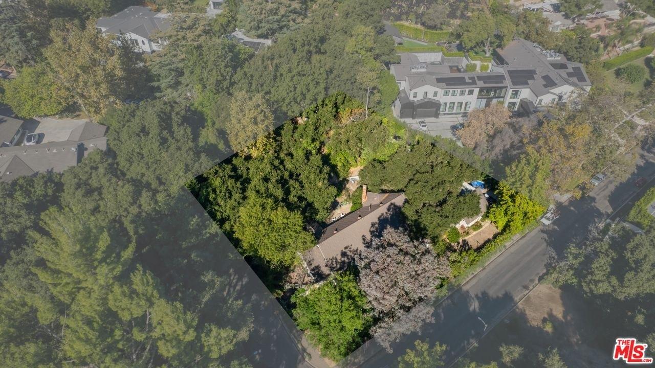 Woodvale Rd, Encino, CA 91436