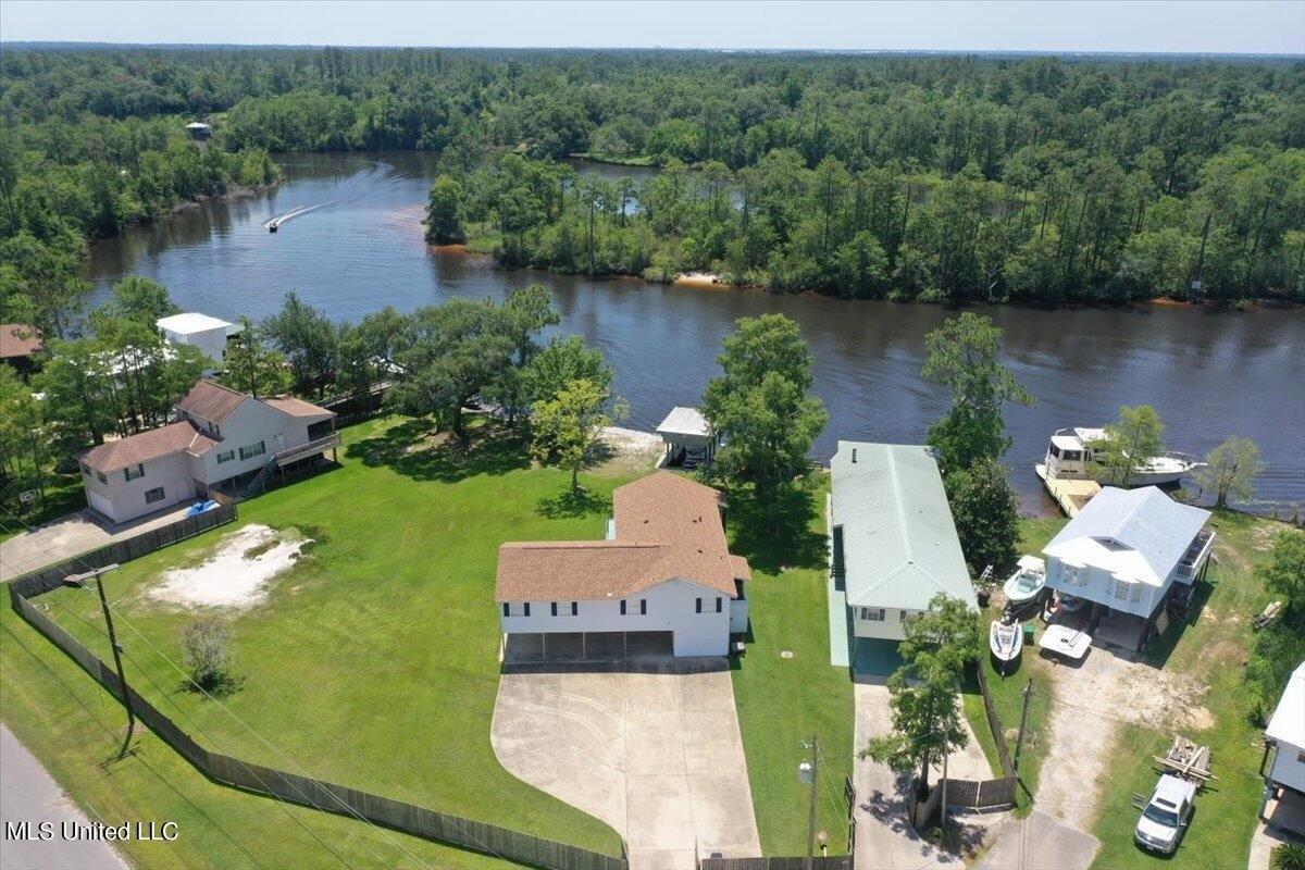 Shawnee St, Kiln, MS 39556