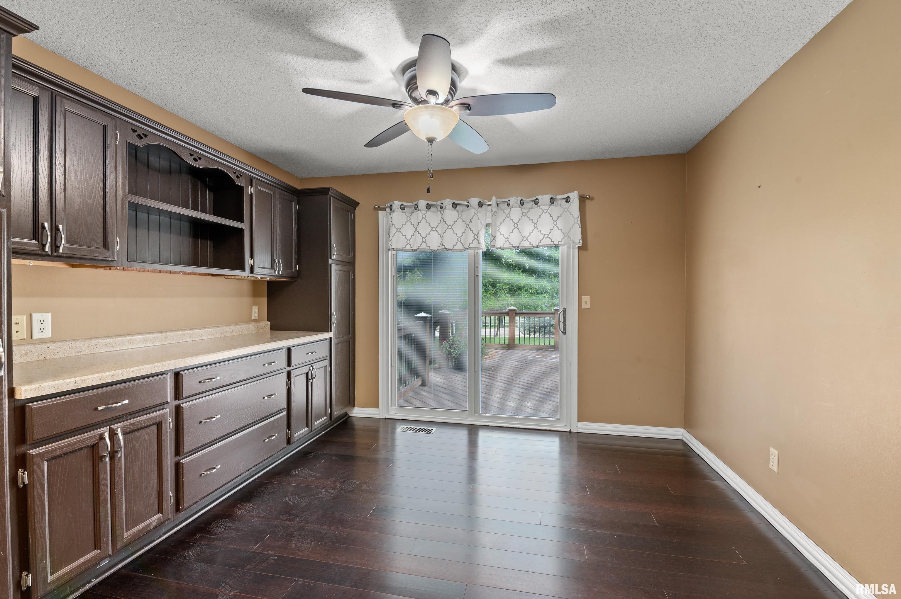 Rose Ct W, Geneseo, IL 61254