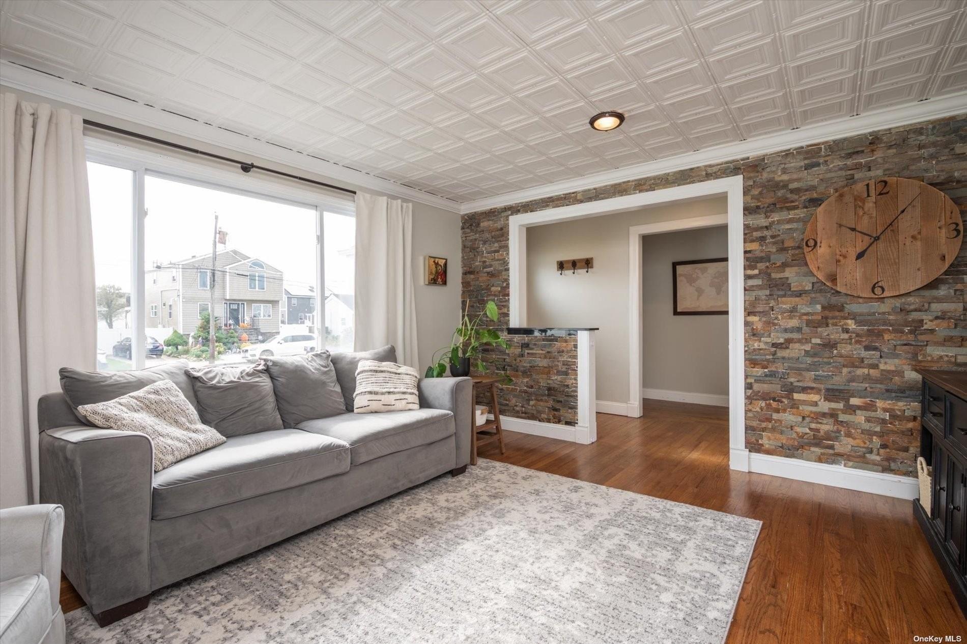 E Seacrest Ave, Lindenhurst, NY 11757