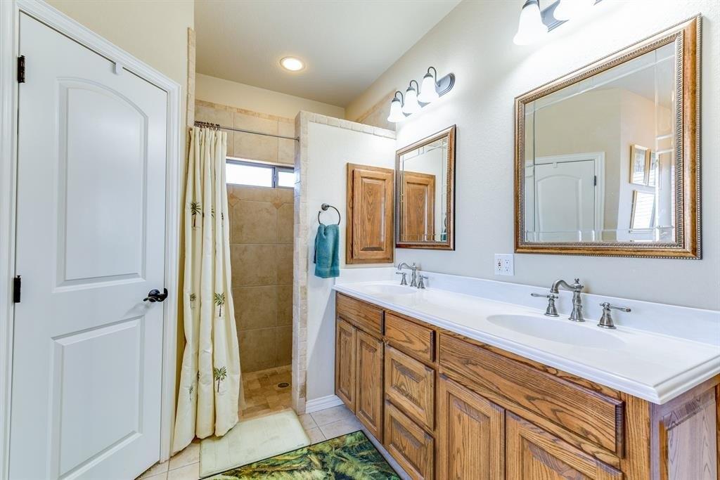 Bellevue Ct, Granbury, TX 76049