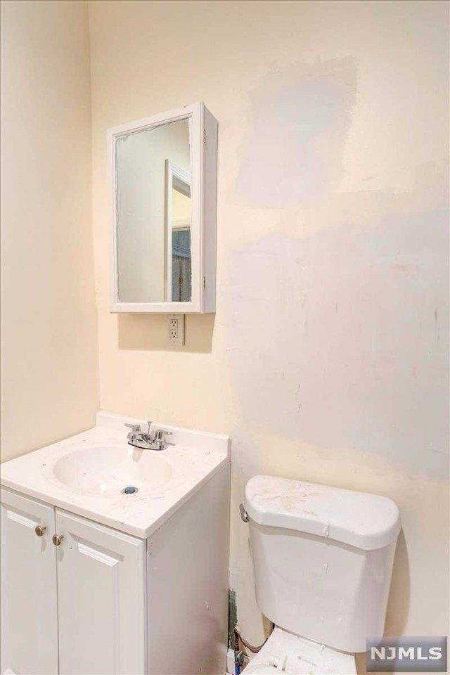 S 7th St, Newark, NJ 07107