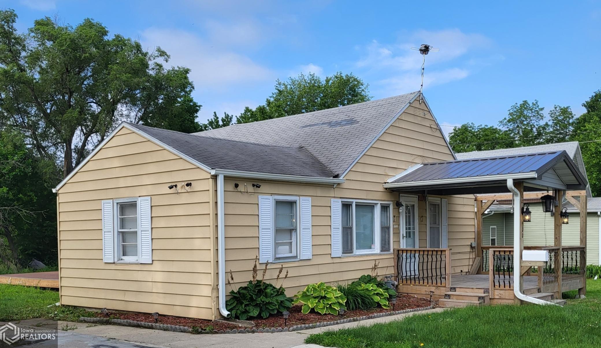 Levy St, Creston, IA 50801