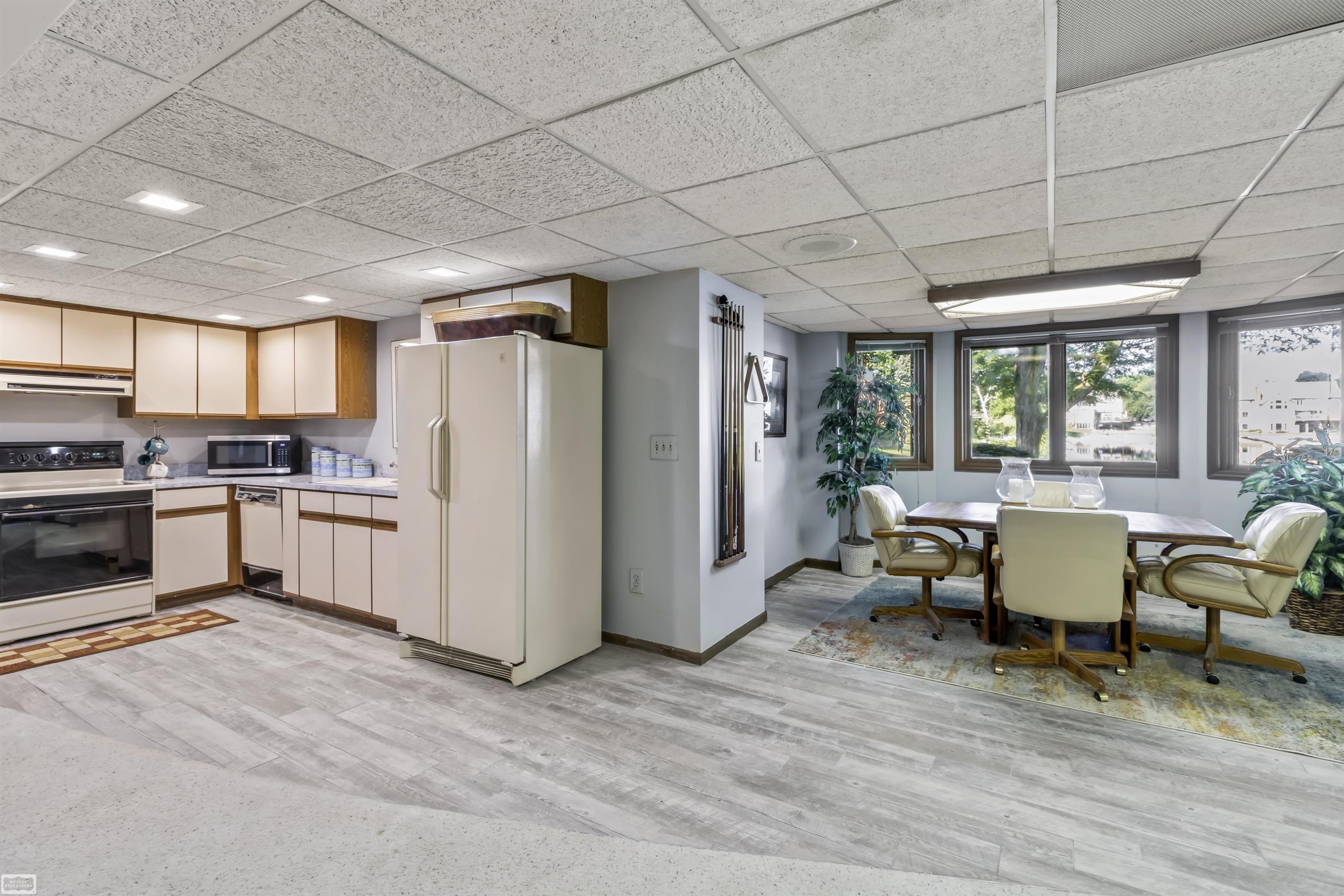 Iroquois Ln, Shelby Township, MI 48315