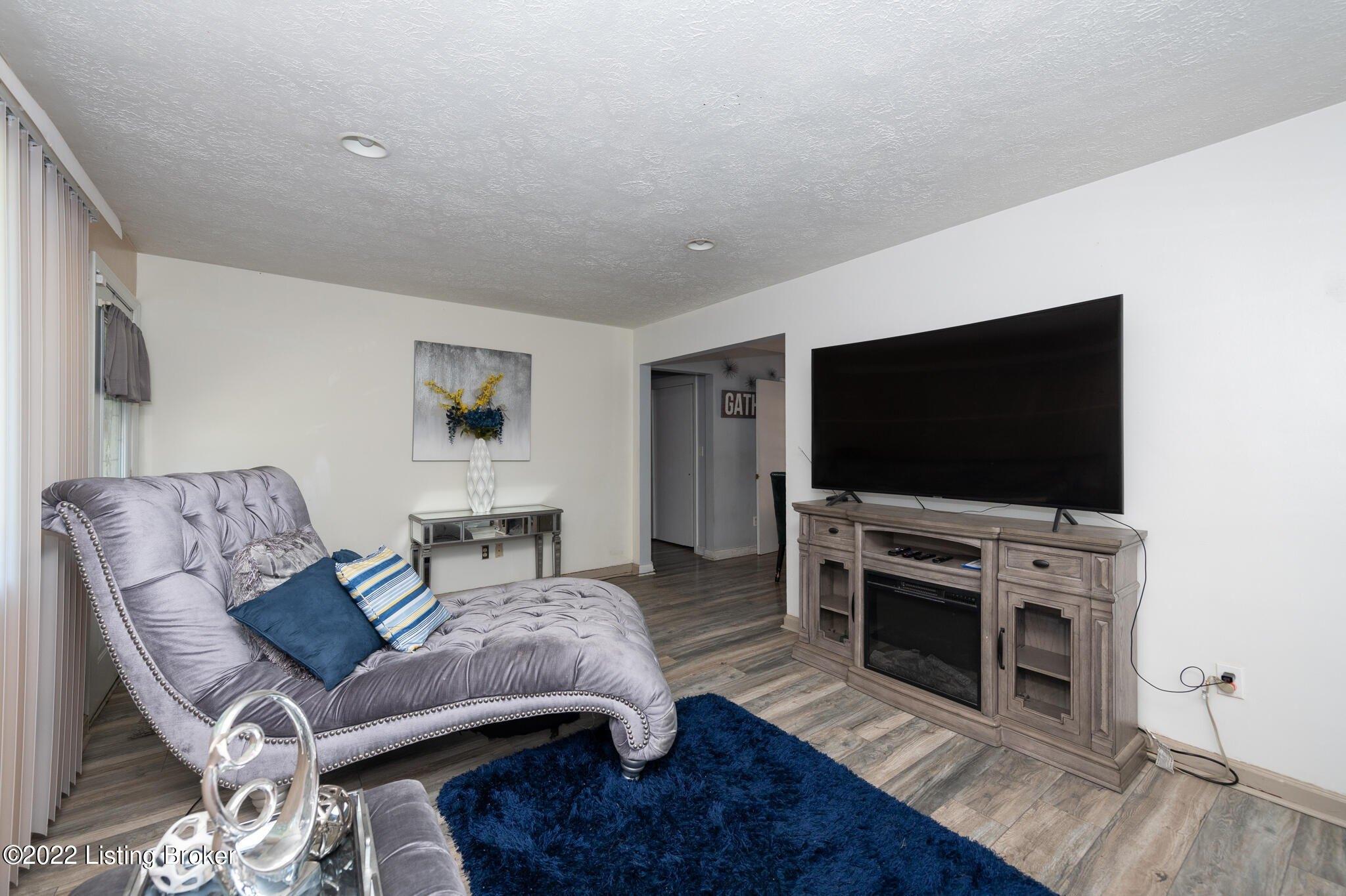 Monica Lynn Dr, Louisville, KY 40216