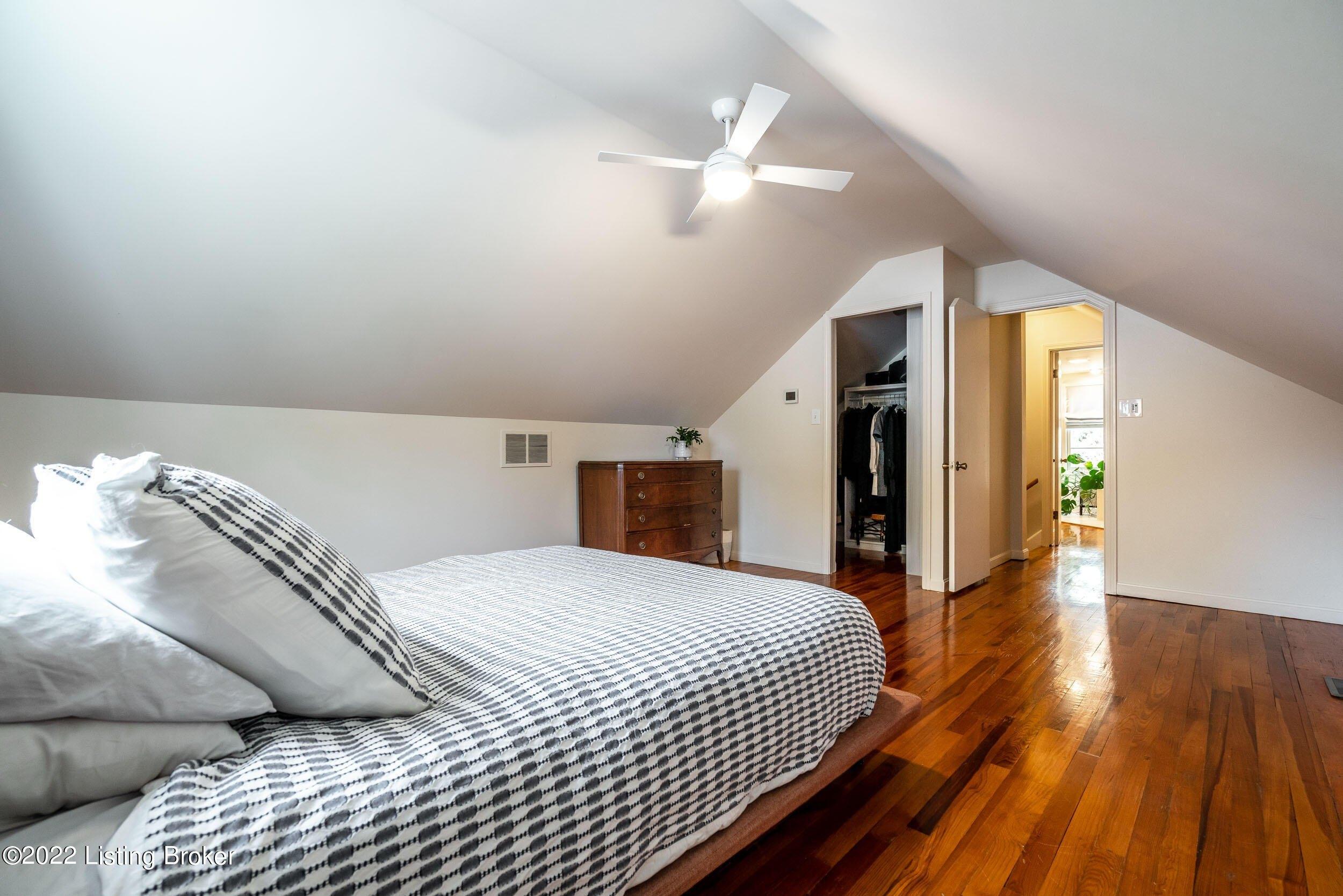 Beechwood Rd, Louisville, KY 40207