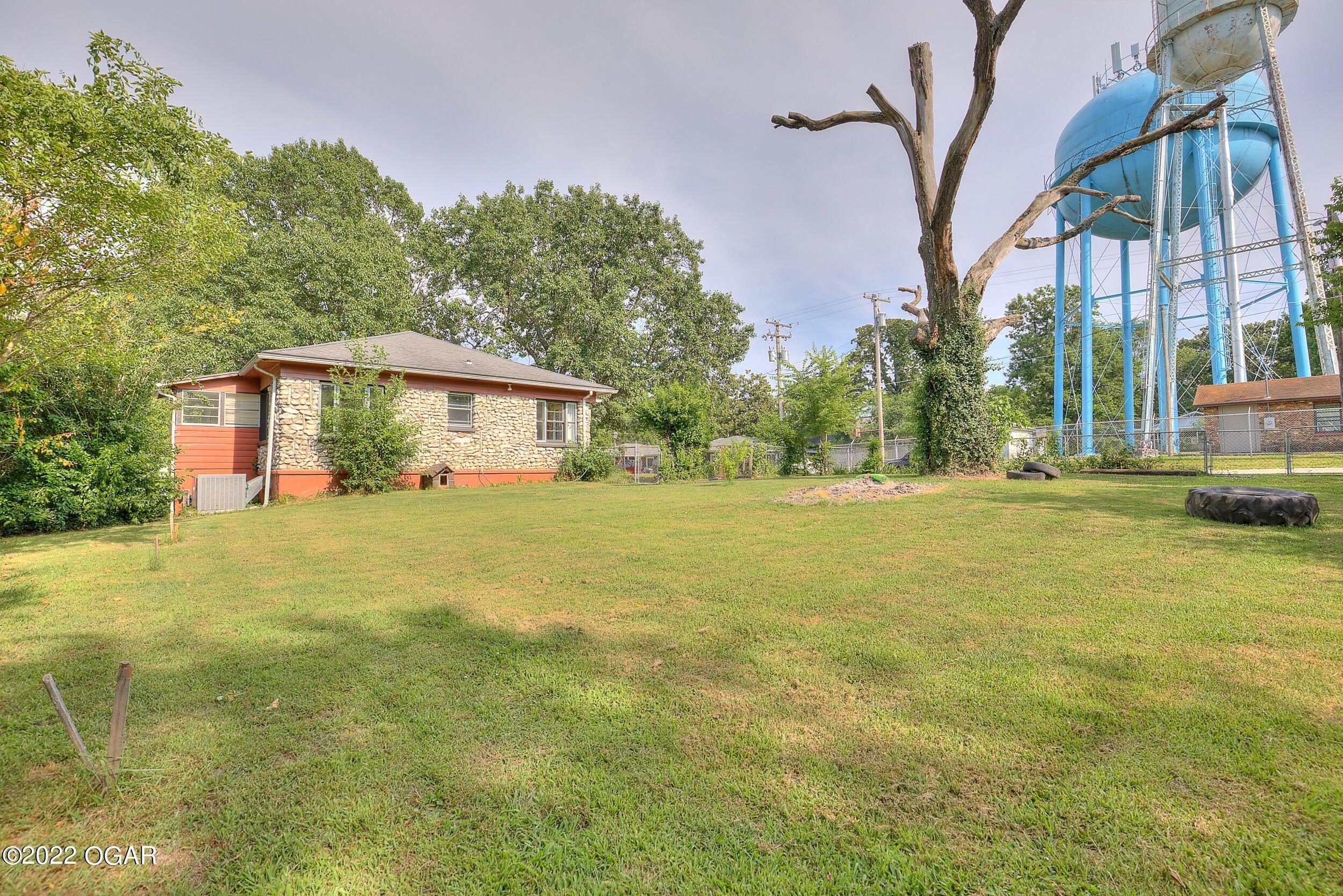 Dewey St, Neosho, MO 64850