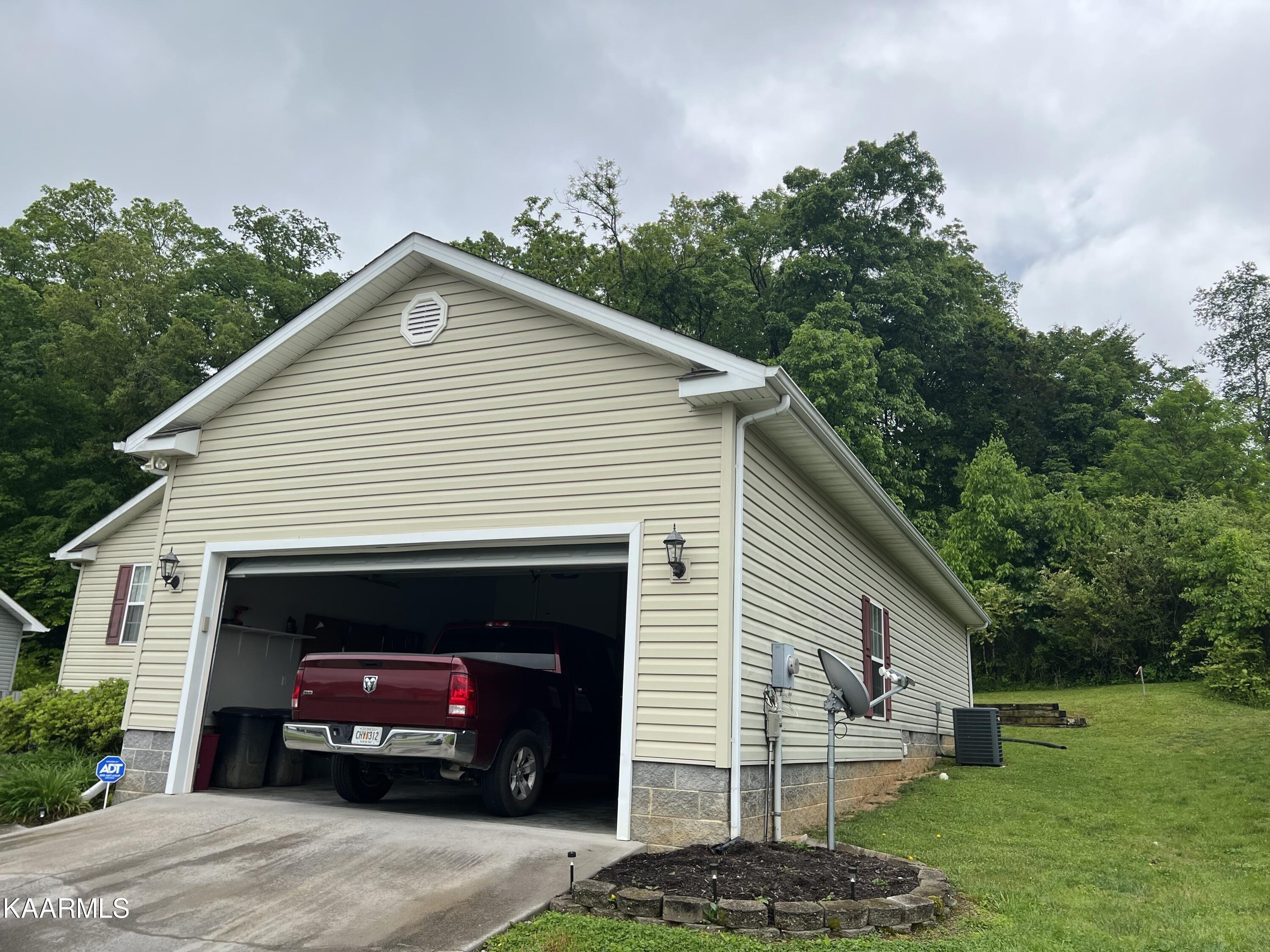 Cornerstone Cir, Clinton, TN 37716