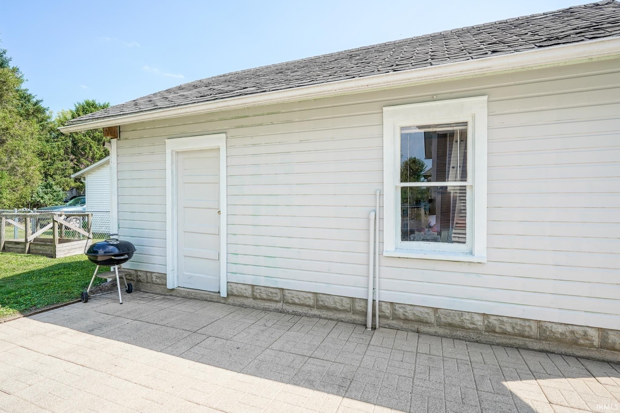 N Davis St, Wolcott, IN 47995