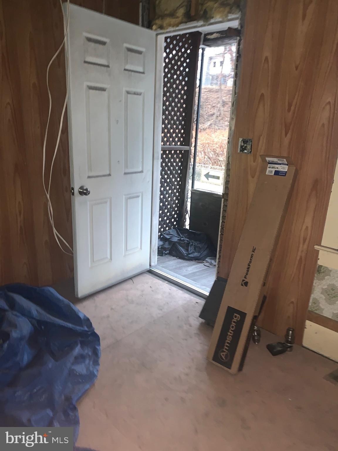 W Water St, Mount Carmel, PA 17851