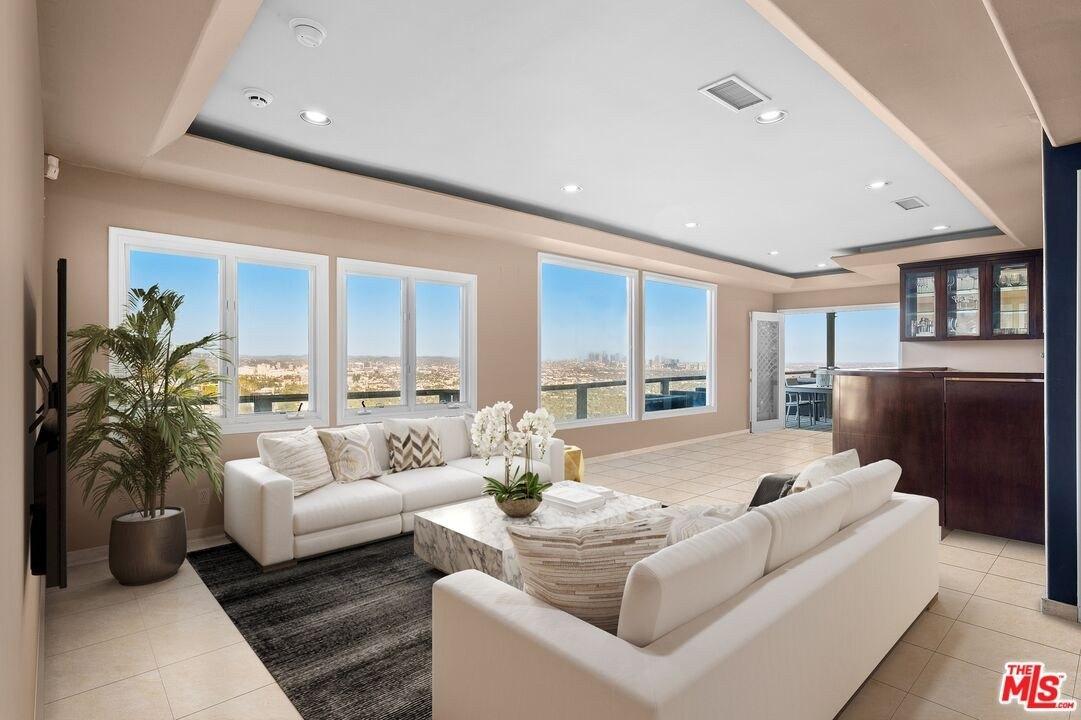 Hillside Ave, Los Angeles, CA 90069