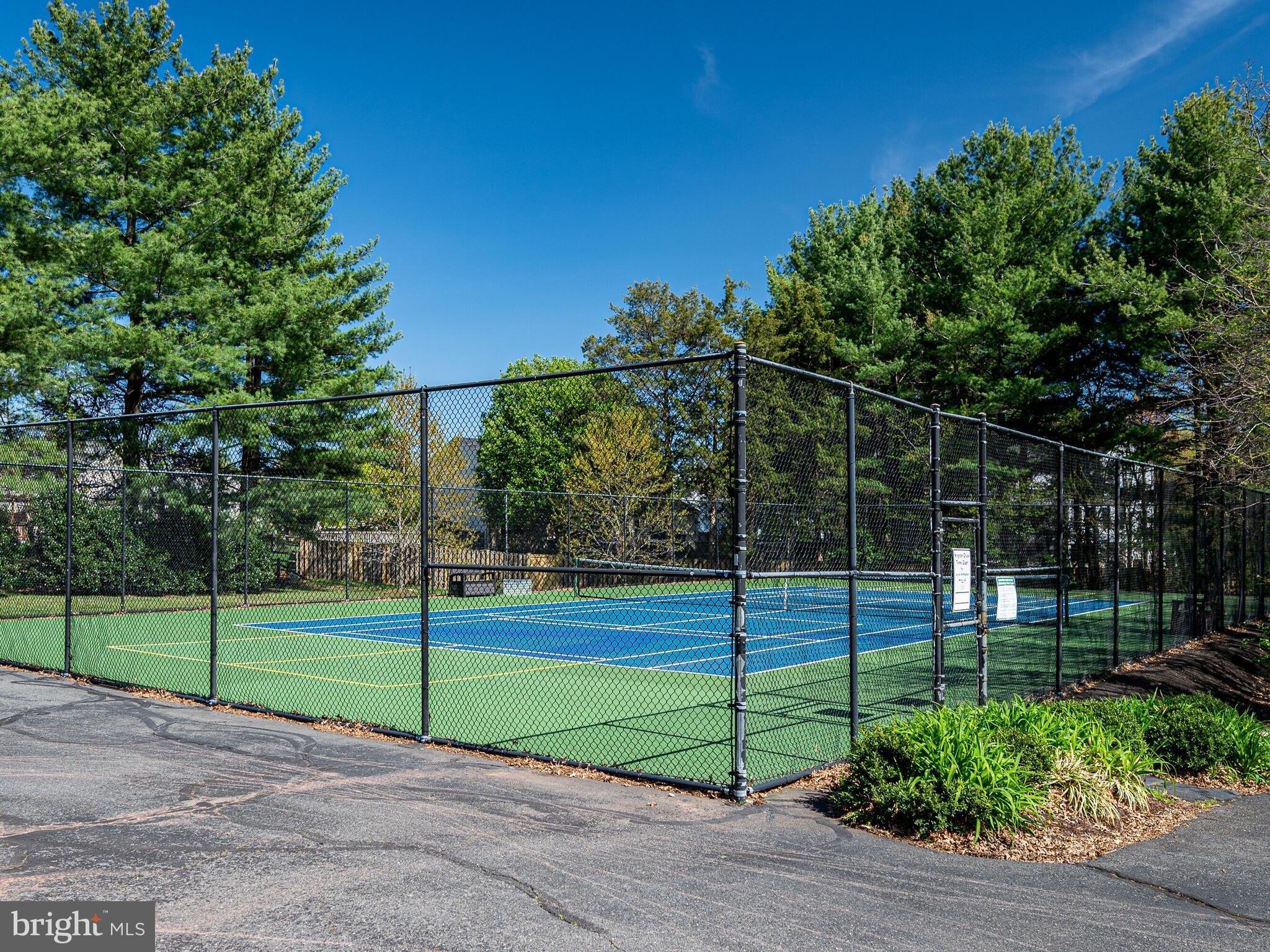 Hiddenbrook Dr, Herndon, VA 20170