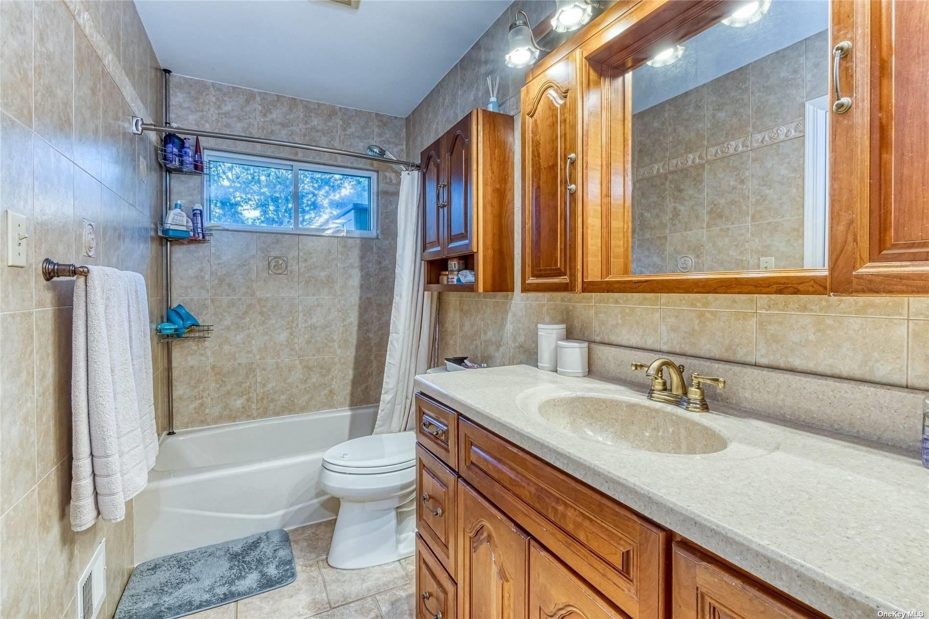 Parnell Dr, Smithtown, NY 11787