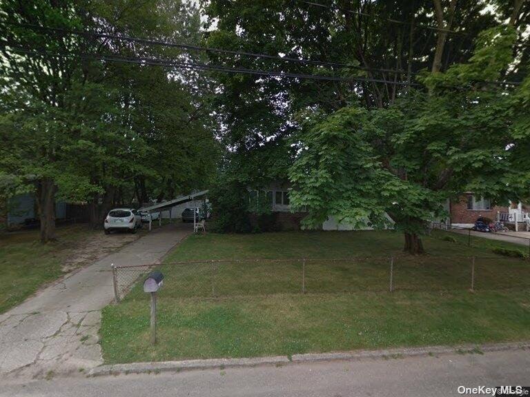 Lace Ln, Central Islip, NY 11722