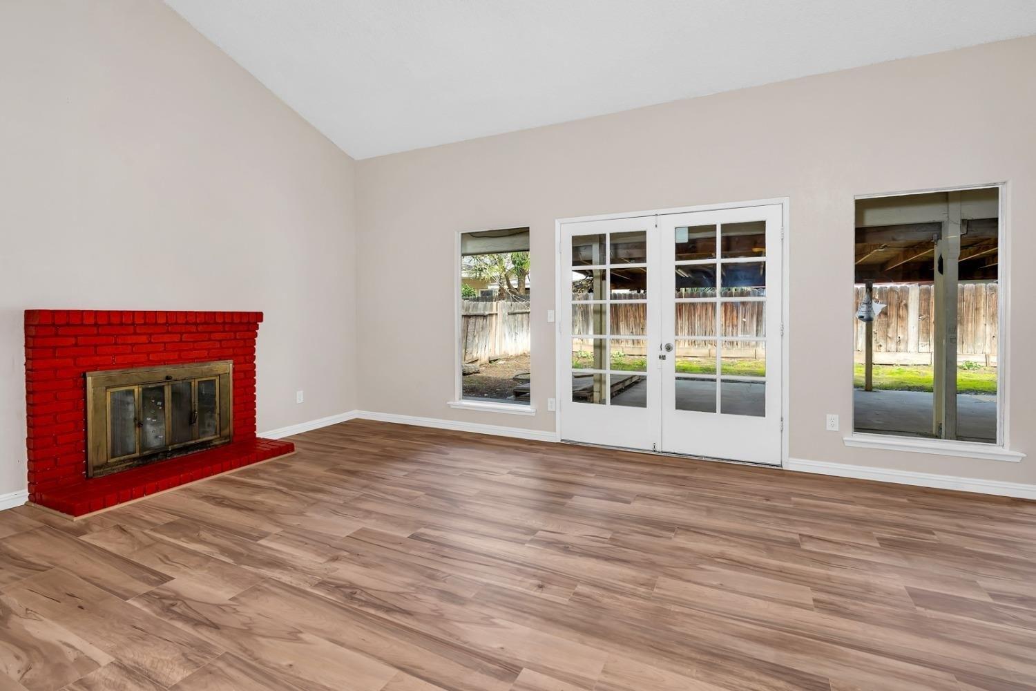 E Geary St, Fresno, CA 93725