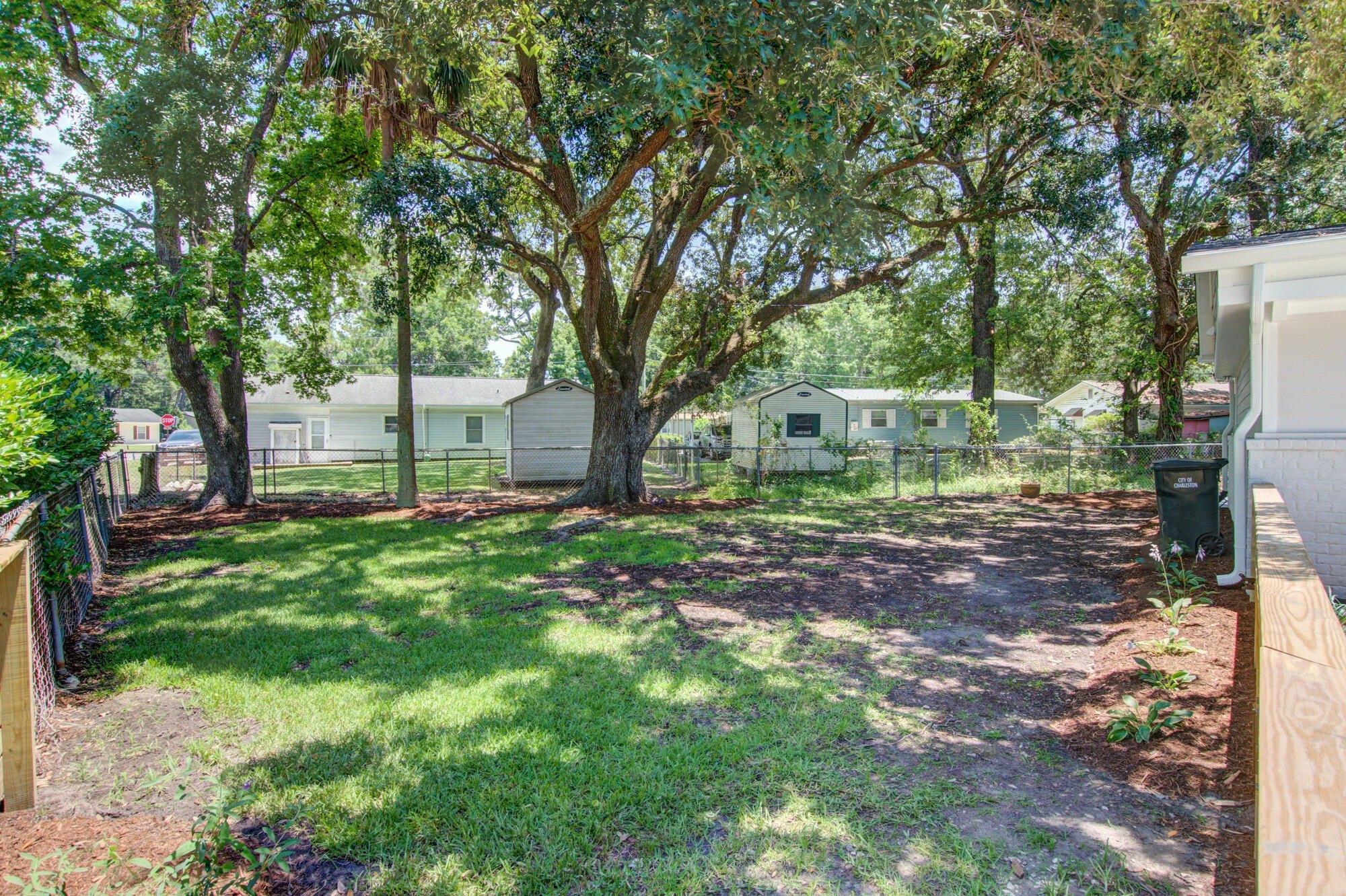 W Robinhood Dr, Charleston, SC 29407
