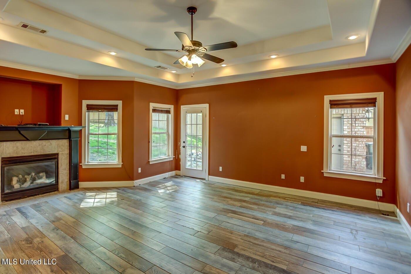 Dickens Place Dr W, Southaven, MS 38672
