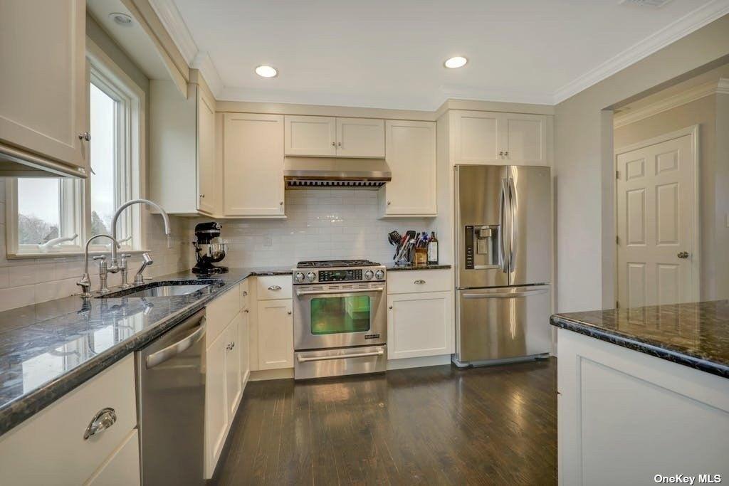 Furwood Dr, East Northport, NY 11731