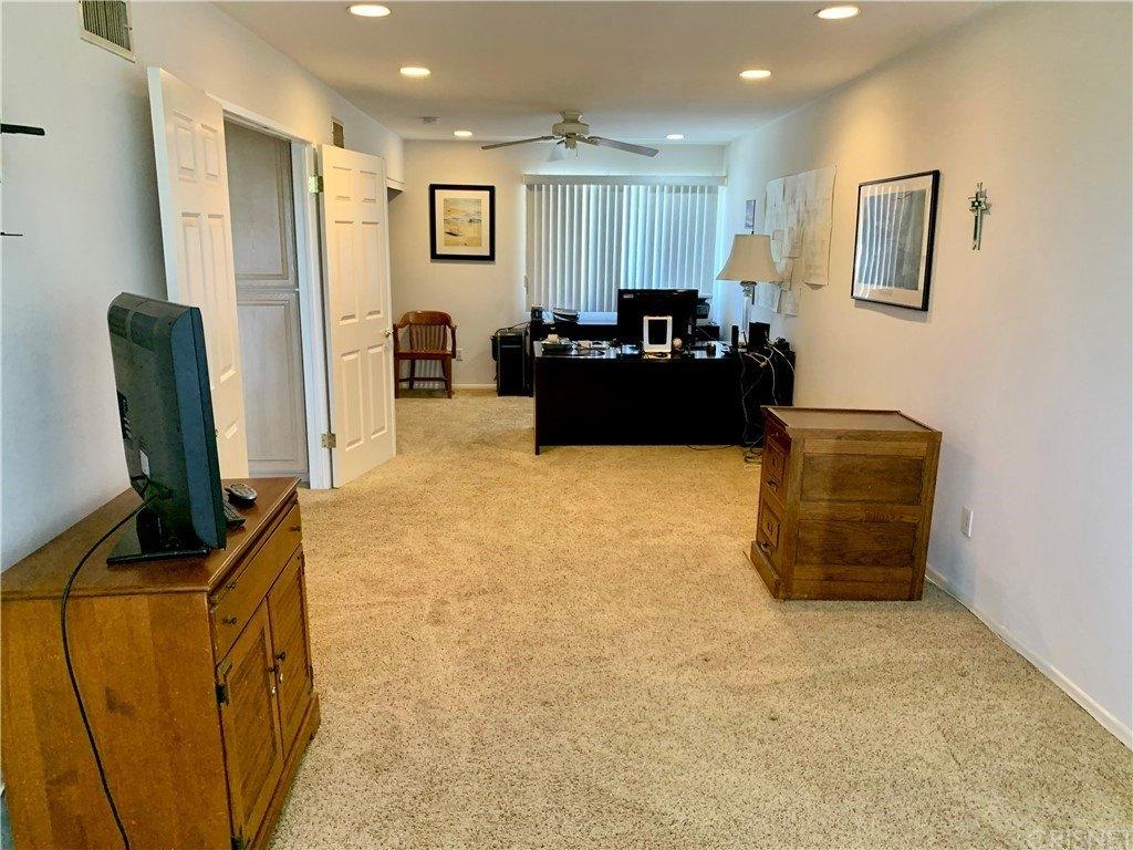 Maury Ave, Woodland Hills, CA 91367