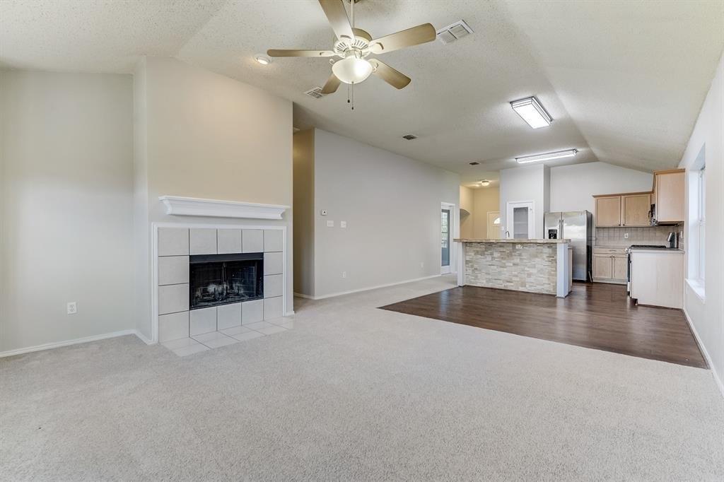 Gillon Dr, Arlington, TX 76001