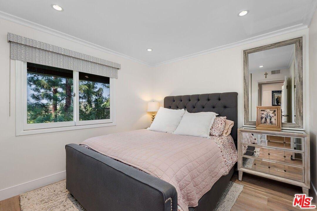 Llano Dr, Woodland Hills, CA 91364