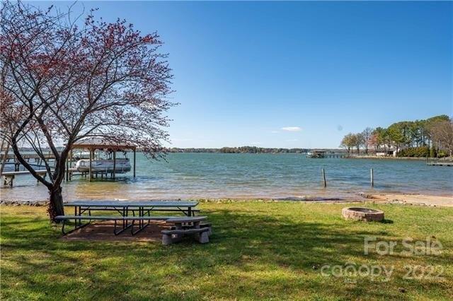 Lakeshore Dr, Mooresville, NC 28117