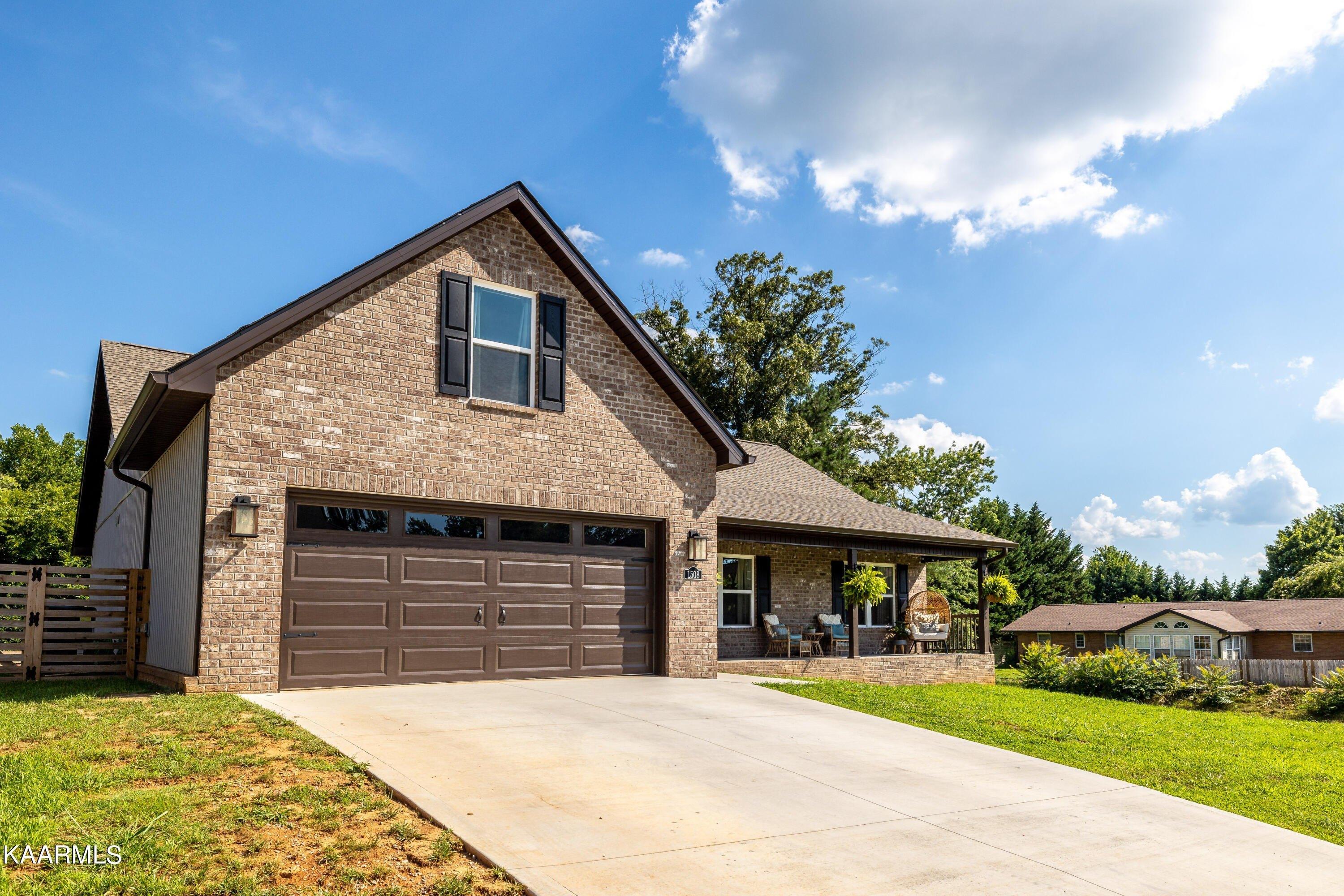 Roxy Ln, Maryville, TN 37803