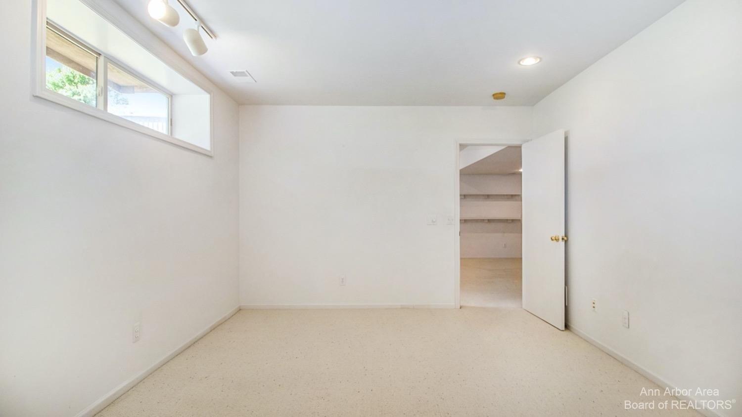 Sawgrass Dr E, Ann Arbor, MI 48108