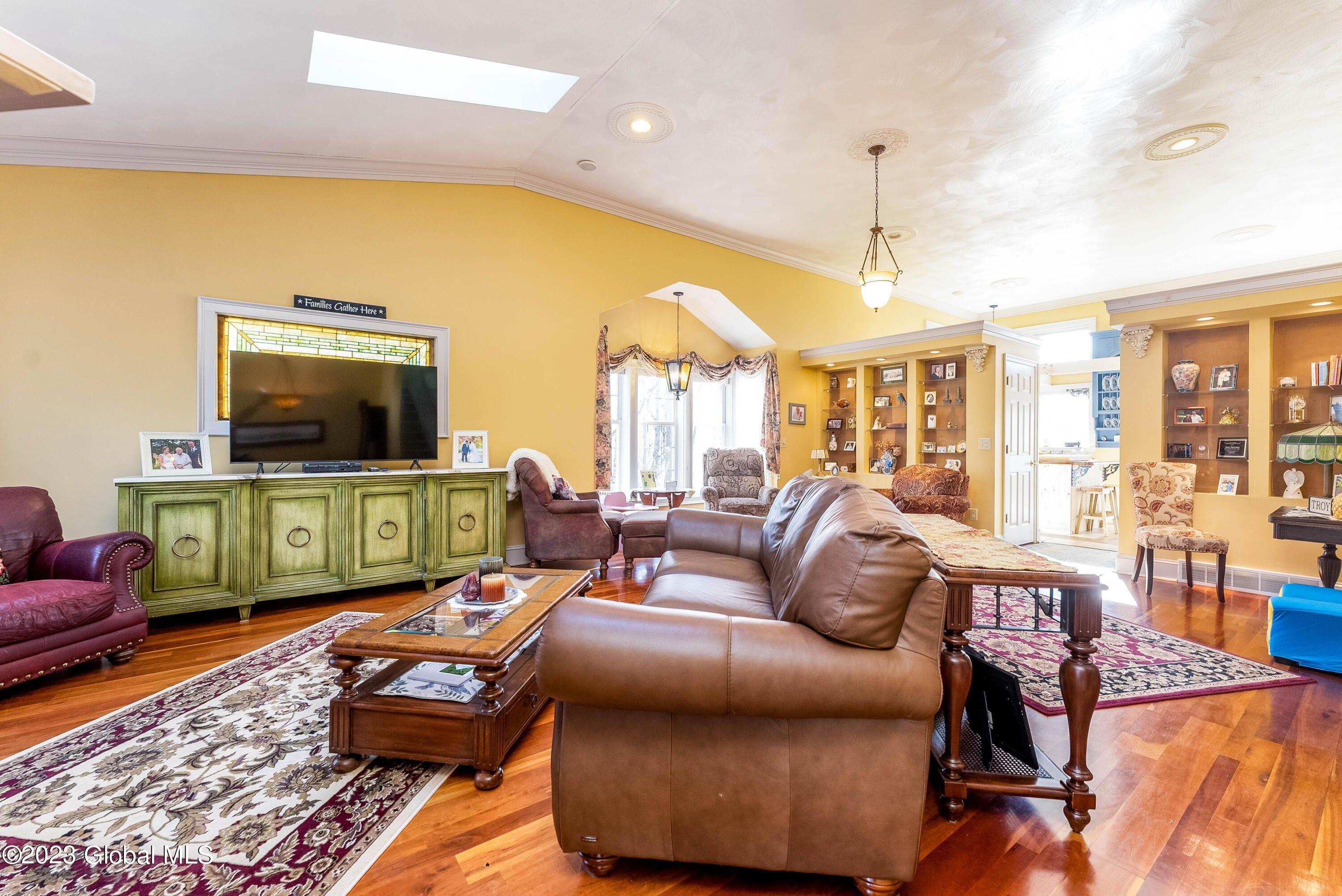 Tracey Ct, Troy, NY 12180
