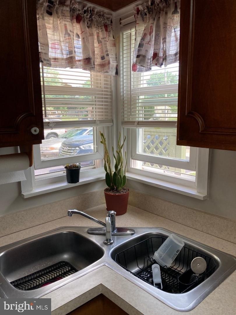 Willow Dr, Levittown, PA 19054