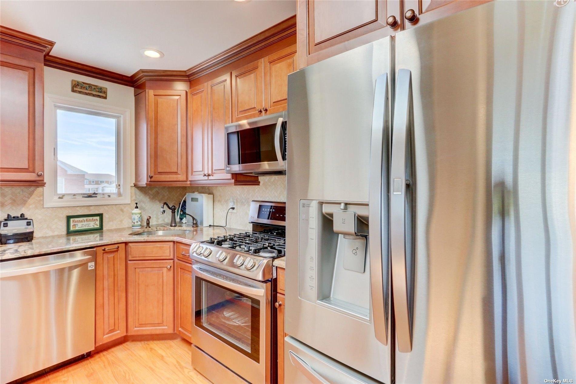 Inlet Dr, Lindenhurst, NY 11757