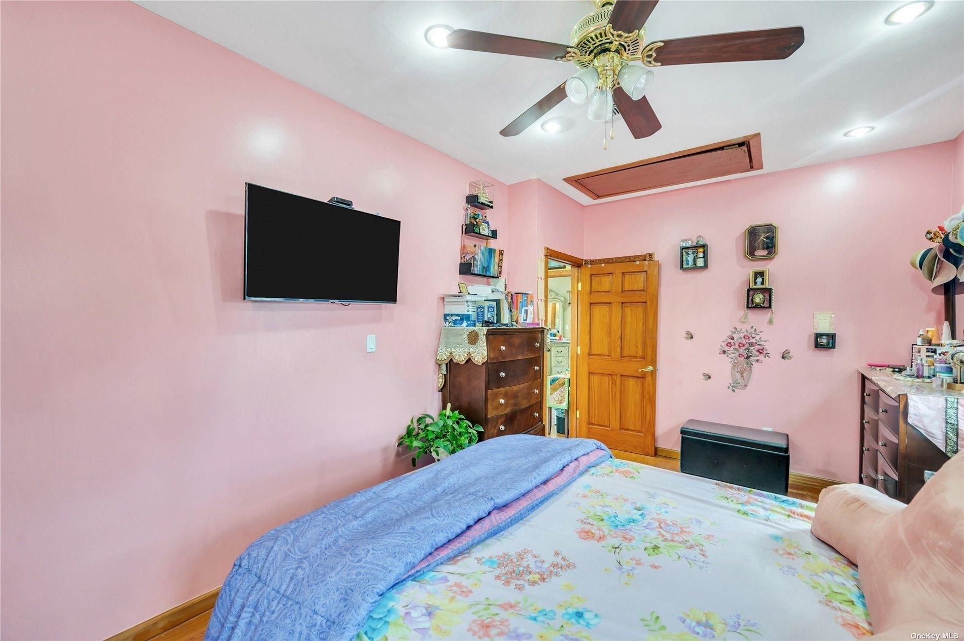 Little Neck Pkwy, Floral Park, NY 11001