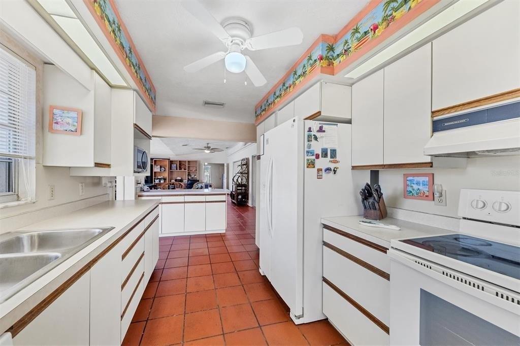 Dundee Ln, Holmes Beach, FL 34217