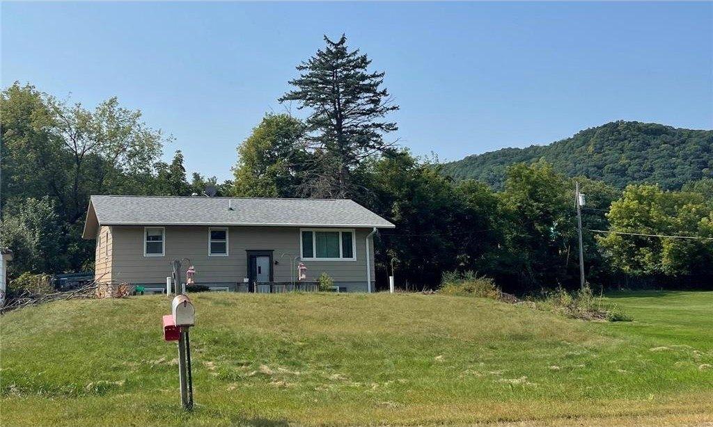 River St, Dakota, MN 55925