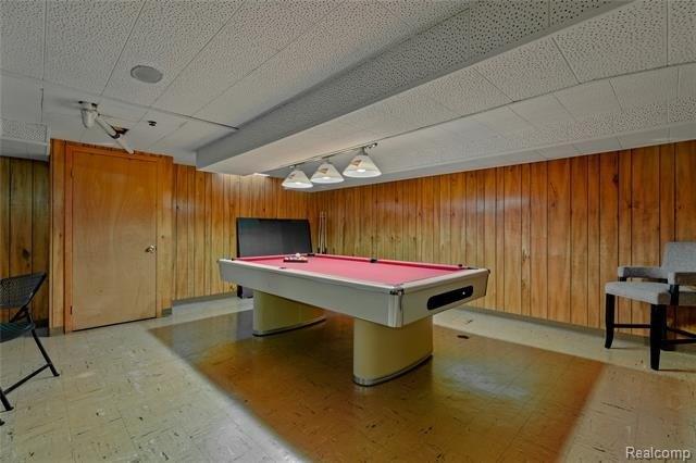 Avon Ln, Southfield, MI 48075