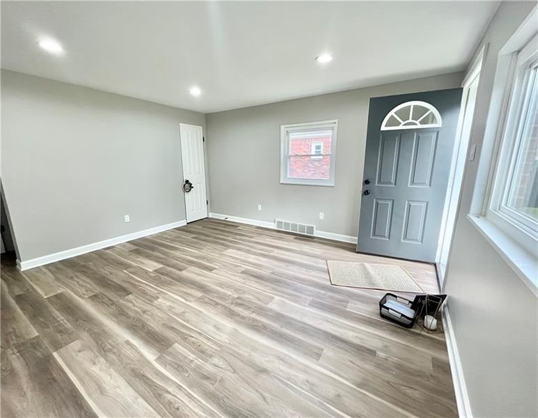 Mary St, Jeannette, PA 15644