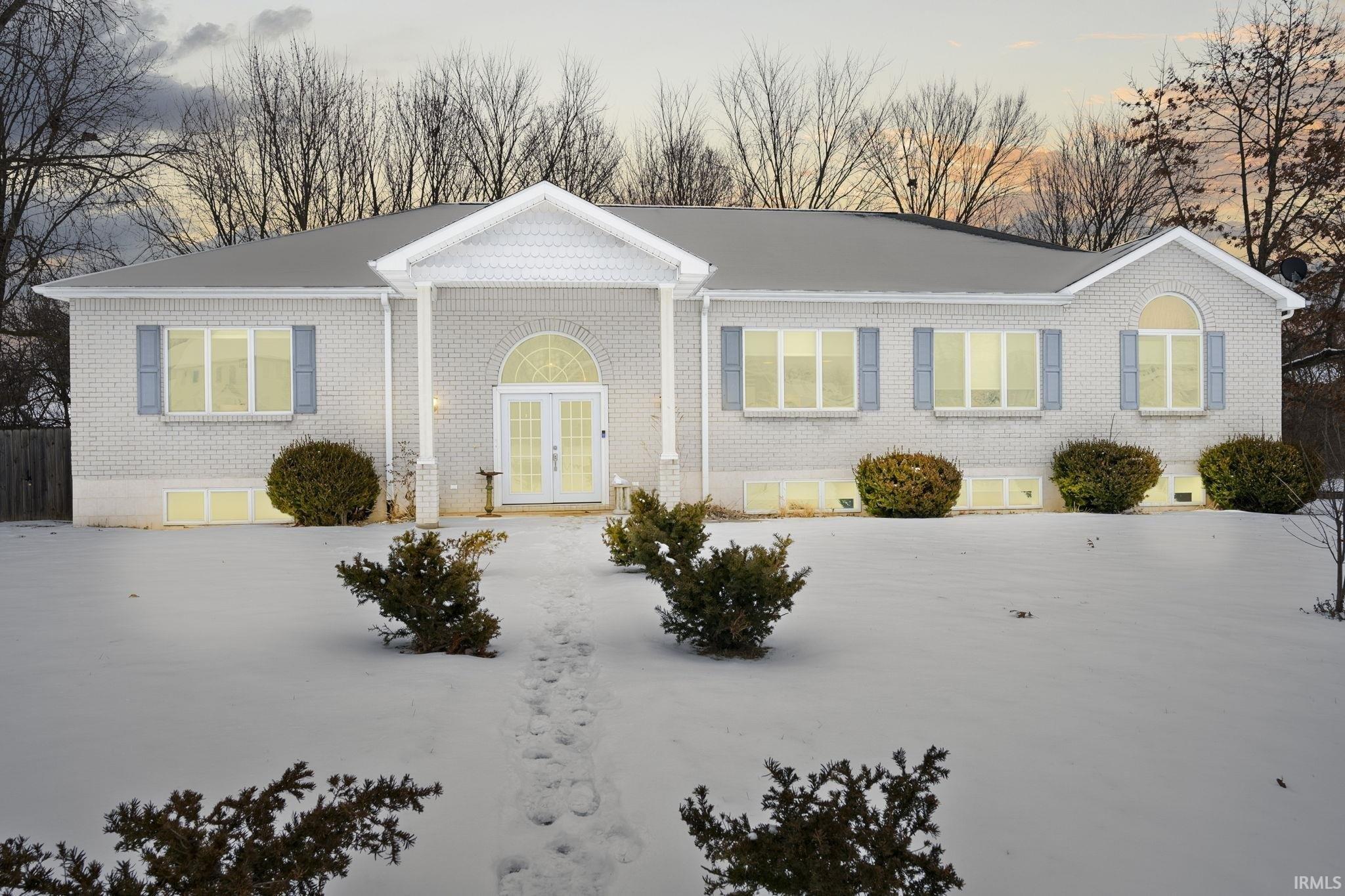 Crown Point Dr, Fort Wayne, IN 46804