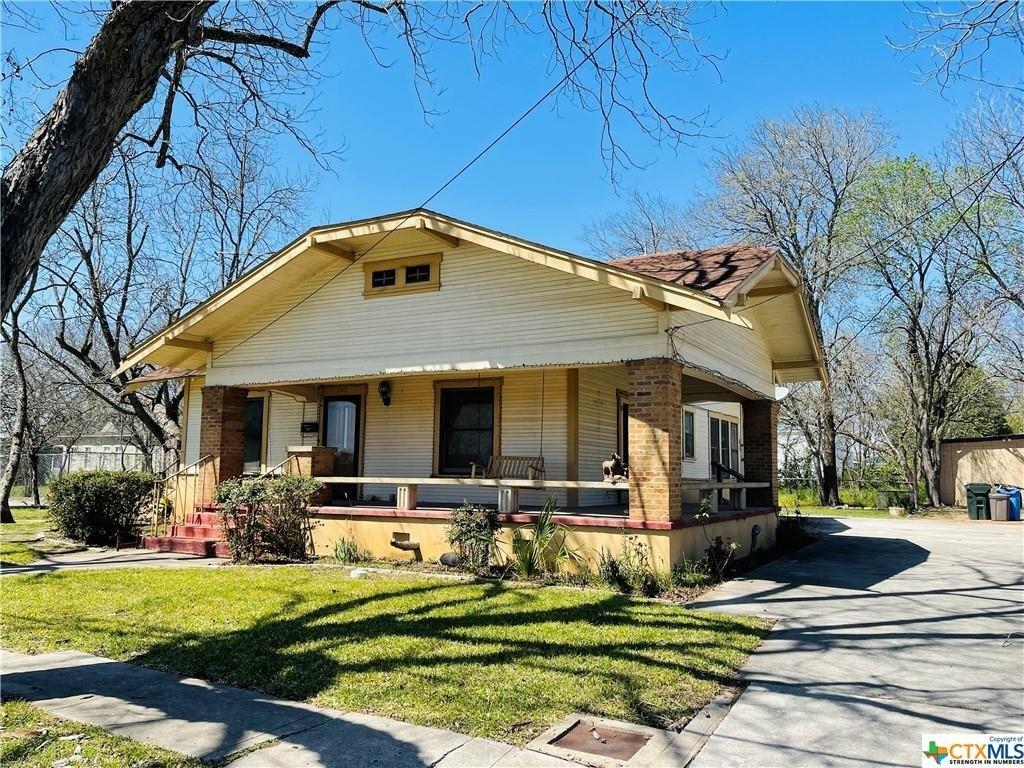 E Pine St, Seguin, TX 78155