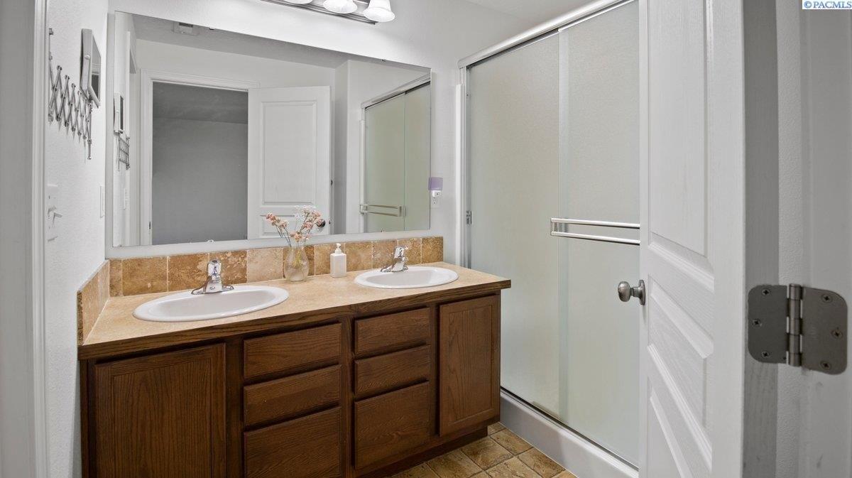 Westport Ln, Pasco, WA 99301