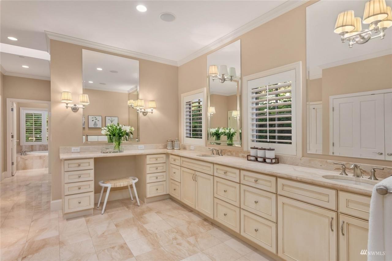 W Mercer Way, Mercer Island, WA 98040