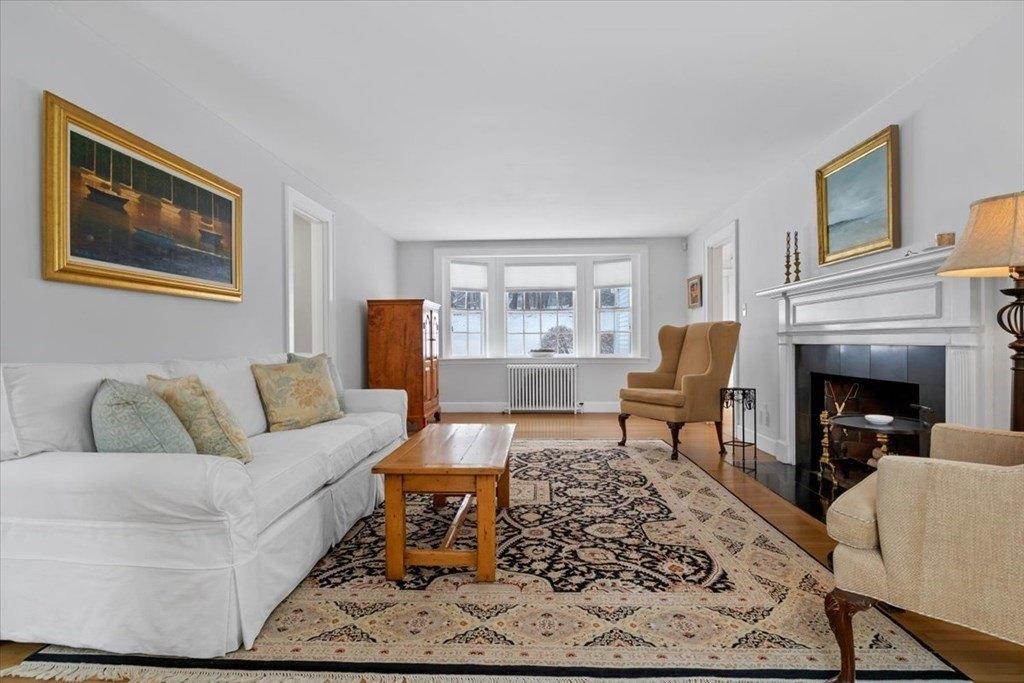 Salisbury Dr, Westwood, MA 02090