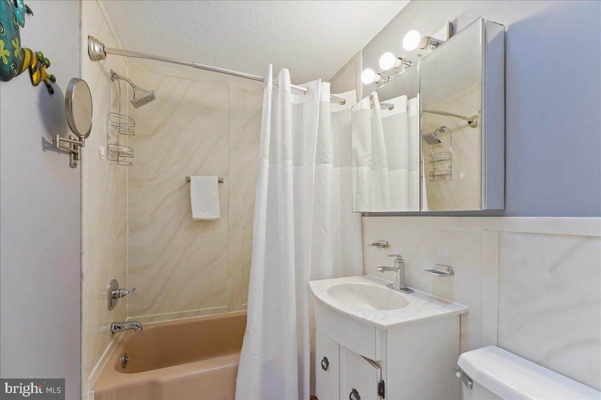 Meadow Ln, Philadelphia, PA 19154