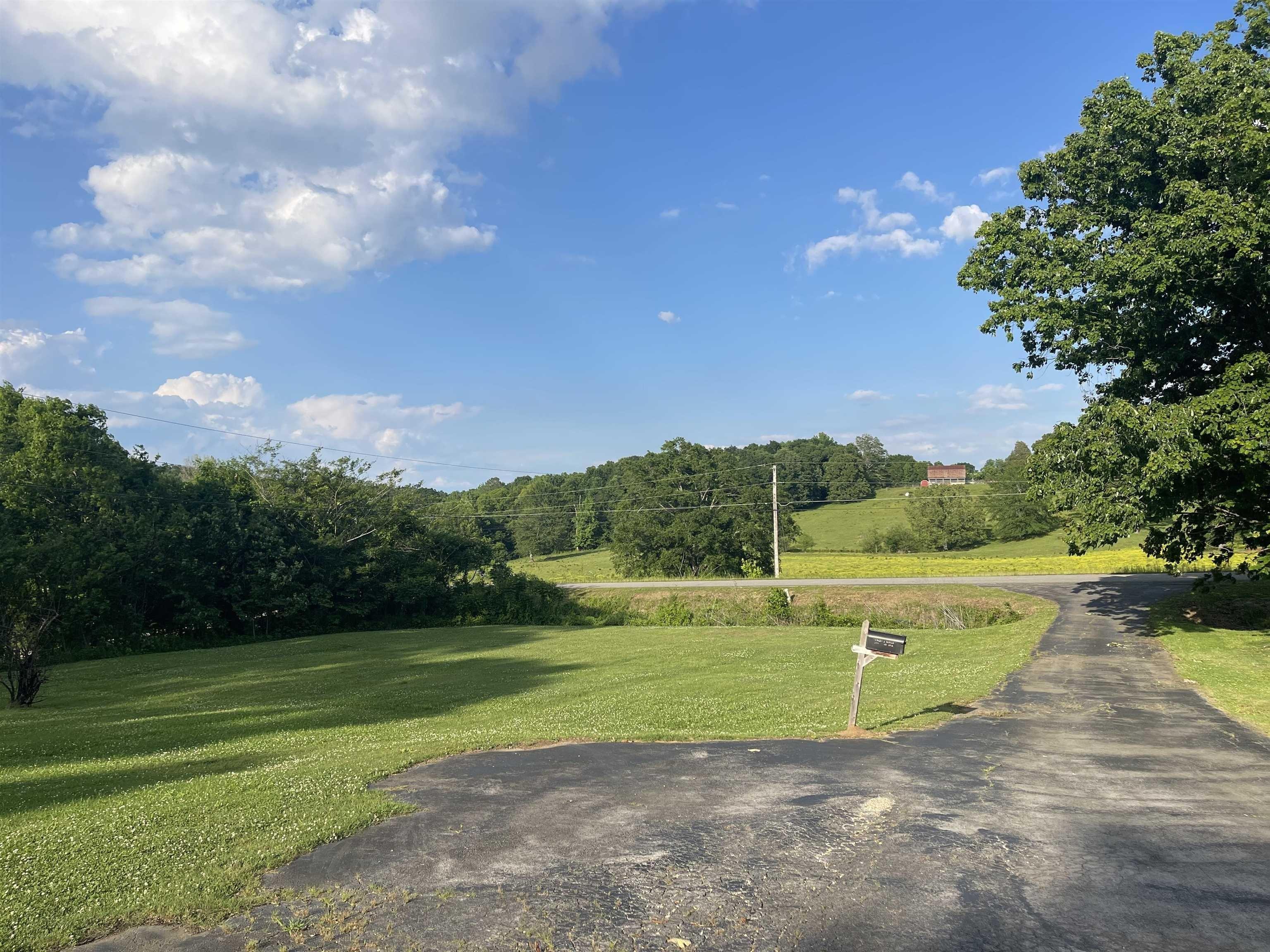 Reid Ave, Tuscumbia, AL 35674