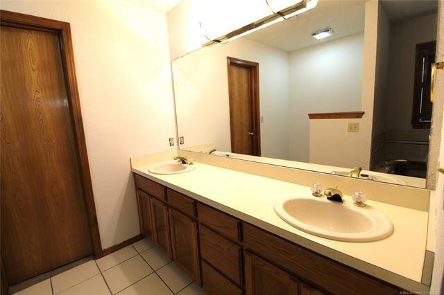 Southern Hills Dr, Ardmore, OK 73401
