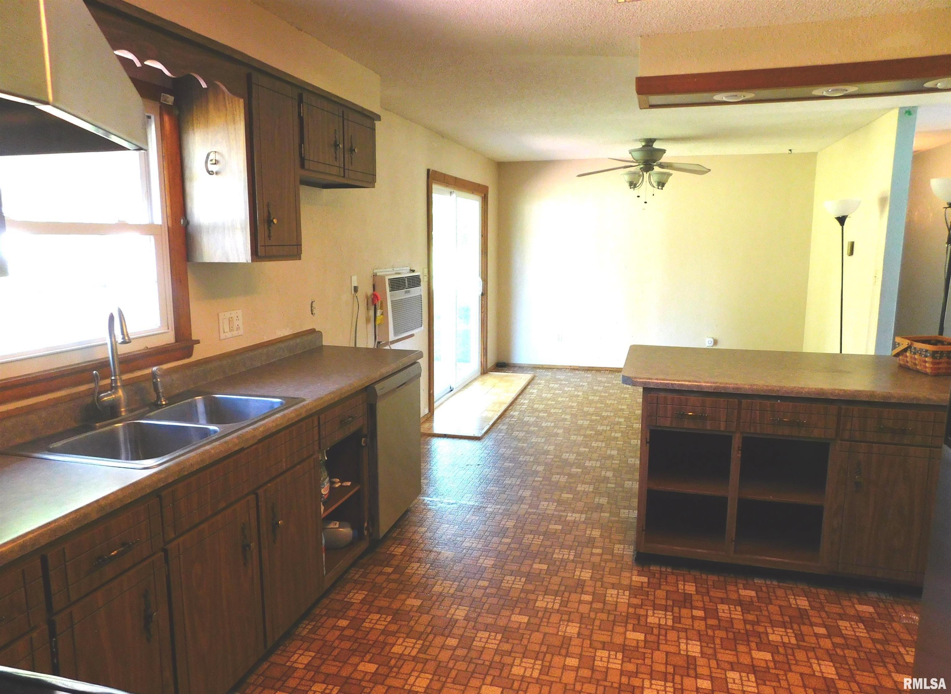 Charleston Rd, Salem, IL 62881
