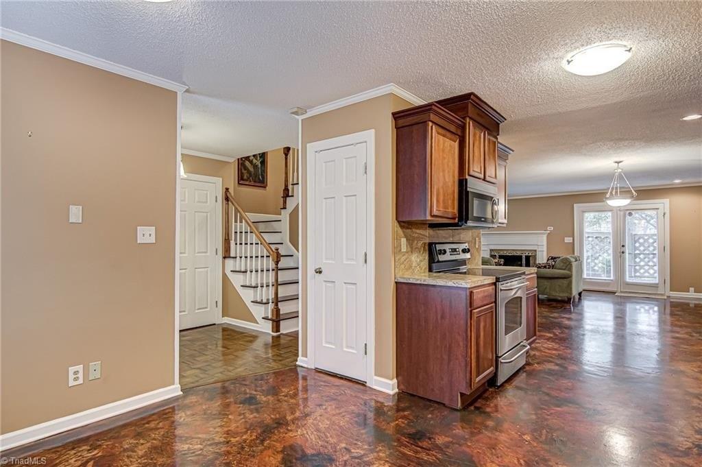 Croston Dr, Winston Salem, NC 27104