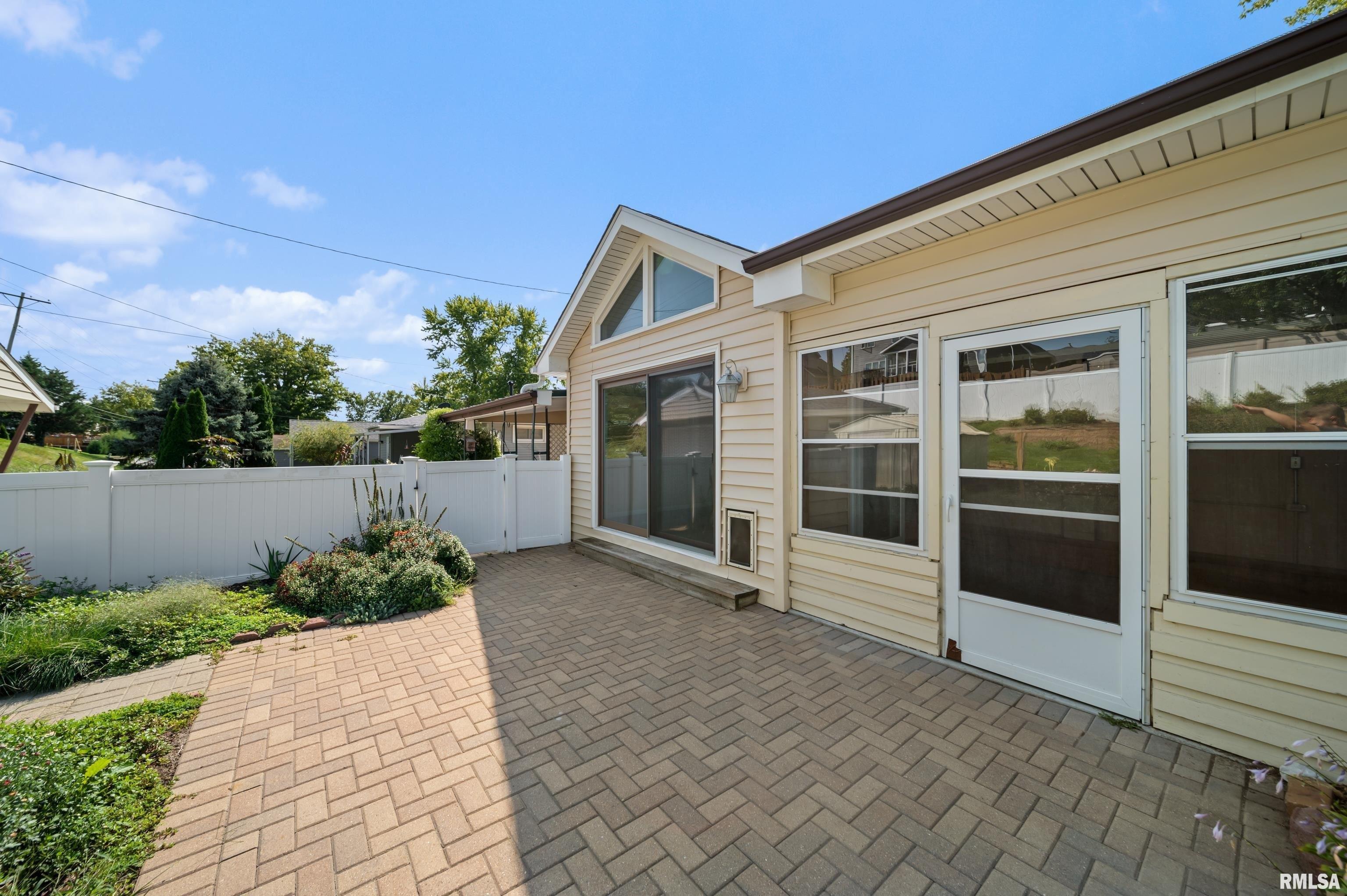 N Pine St, Davenport, IA 52806