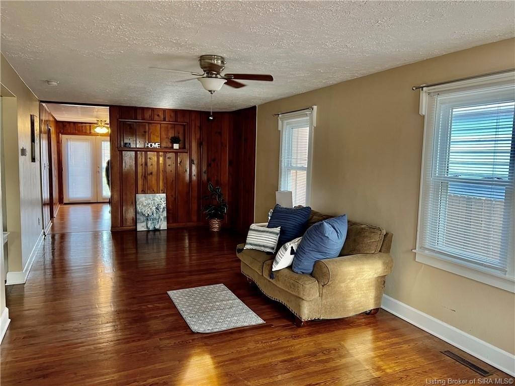 Howard Ave, Jeffersonville, IN 47130